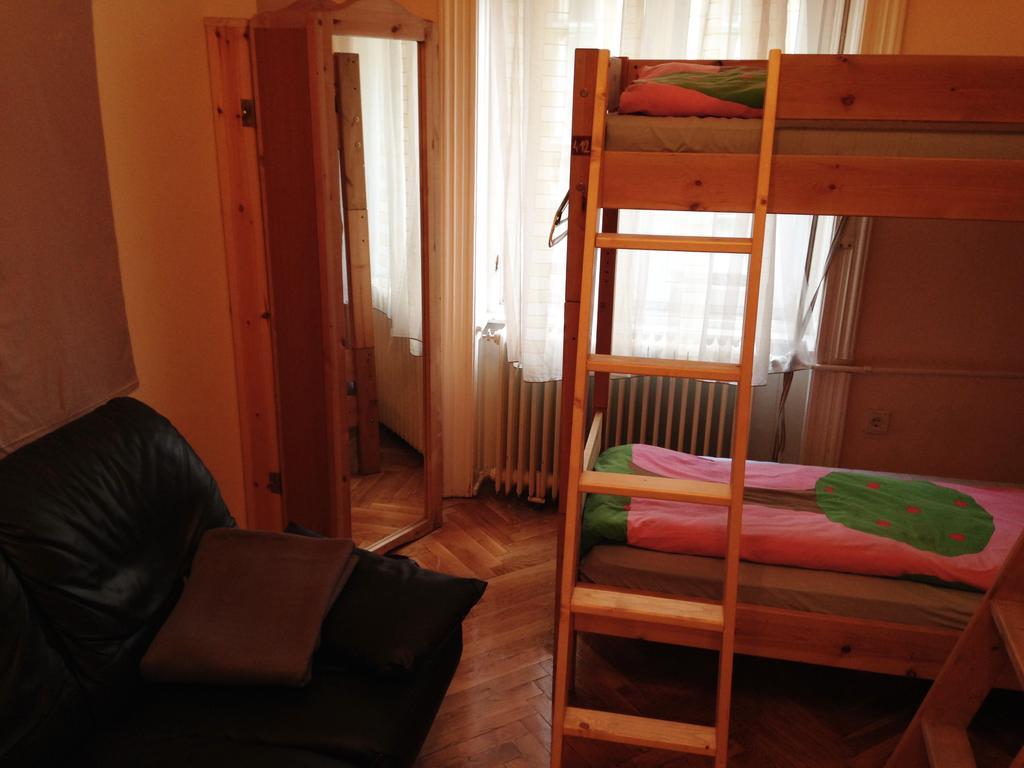 Yolo Hostel Budapeste Quarto foto